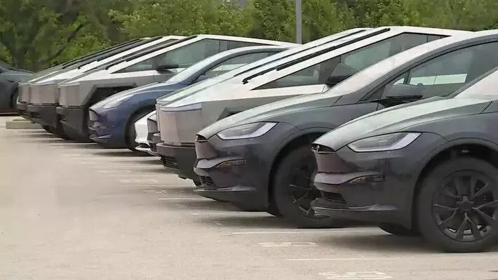 Com queda nas vendas, Tesla estaciona centenas de carros em shopping abandonado