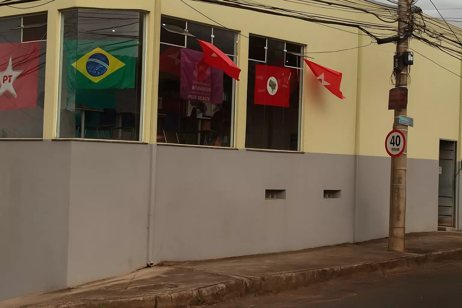 Sede do PT é alvo de vandalismo em Botucatu; partido fala em possível crime de intolerância política