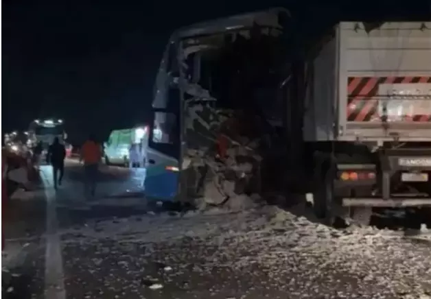 Colisão entre ônibus e carreta deixa 11 mortos e 45 feridos no Brasil