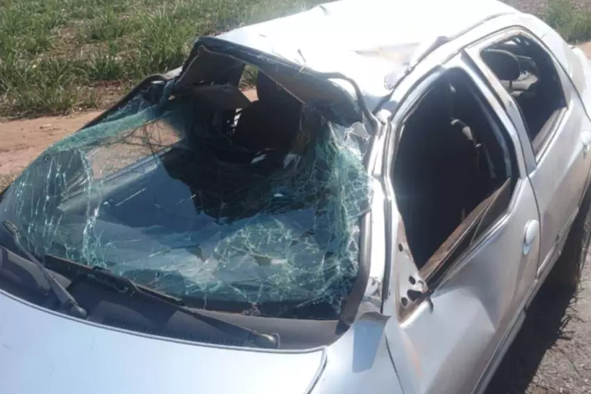 Homem morre após ser lançado para fora de carro em capotamento