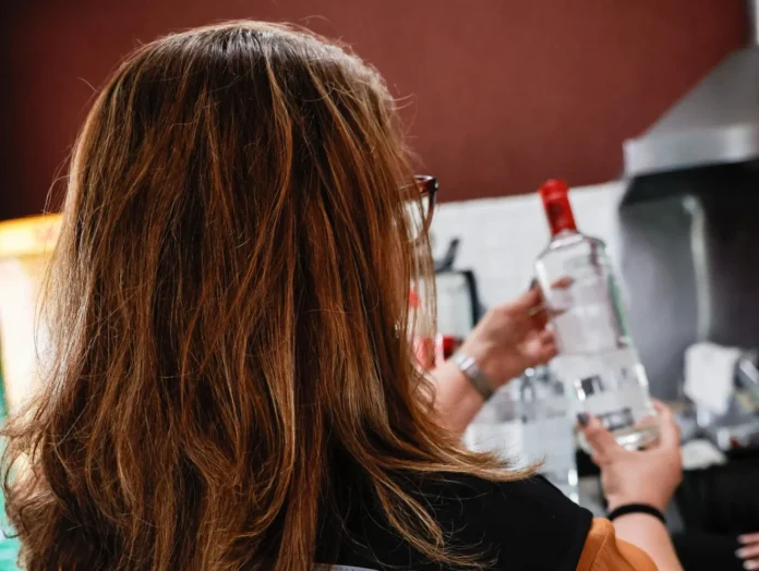 Metanol em bebidas: bares interditados e 7 mortes sob apuração em SP e PE