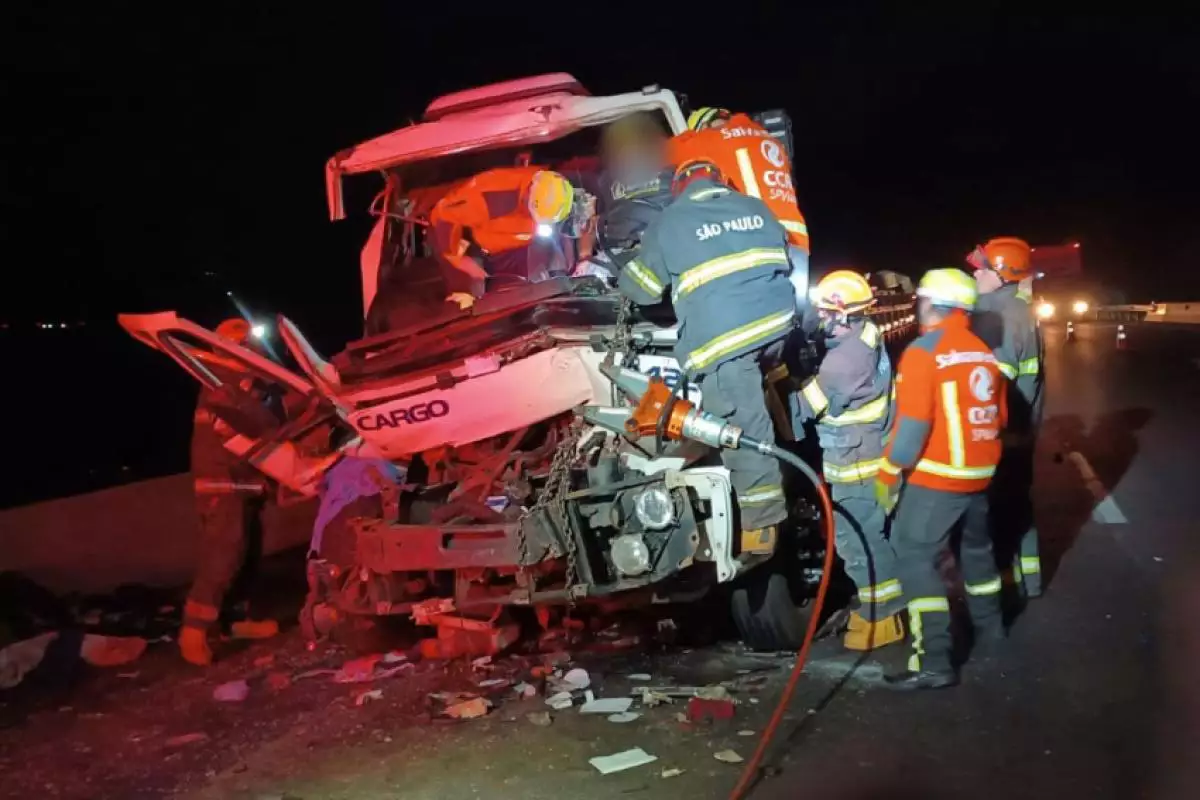 Caminhoneiro fica preso às ferragens após colisão em Itatinga