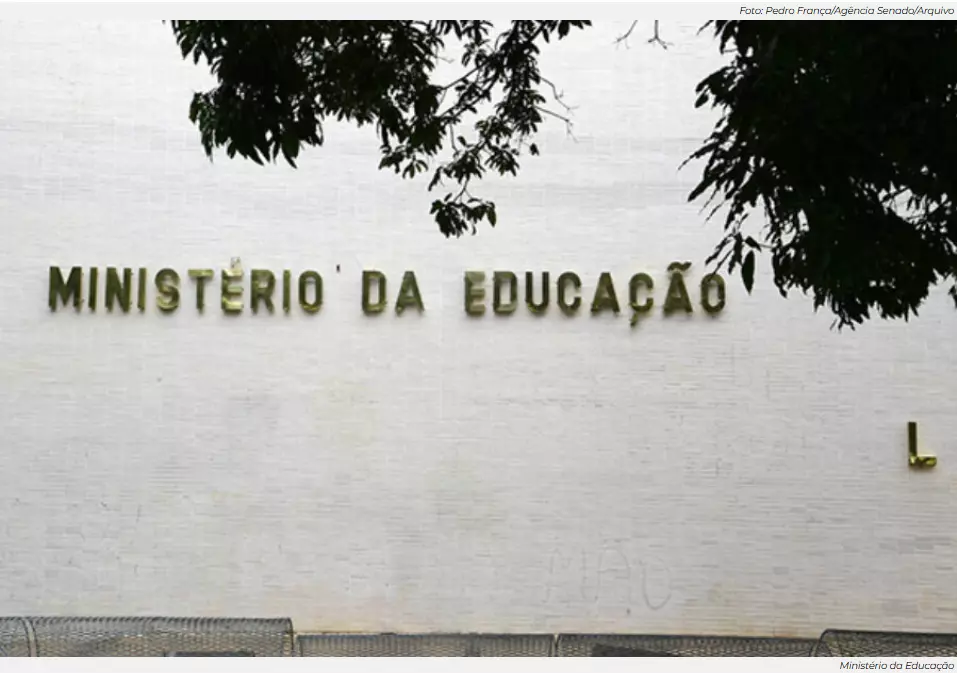 MEC anuncia suspensão por 120 dias do edital que criaria novos cursos privados de medicina