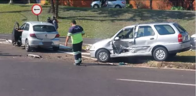 Acidente de trânsito entre dois carros deixa um motorista ferido no centro de Botucatu