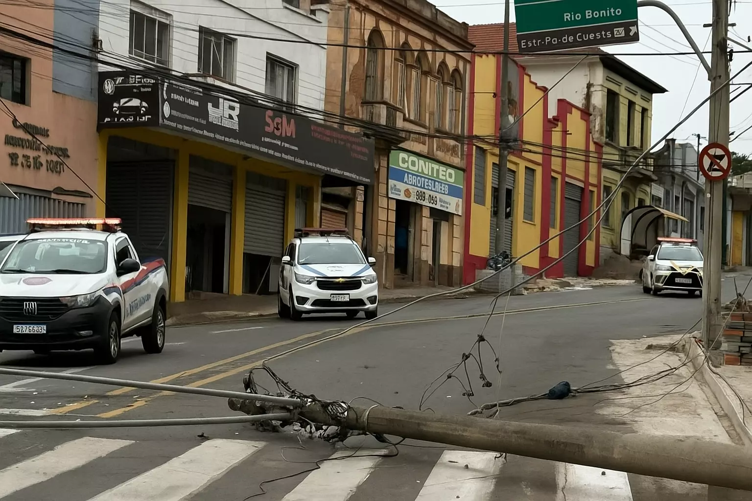 Caminhão baú derruba poste após enroscar em fiação na Floriano Peixoto
