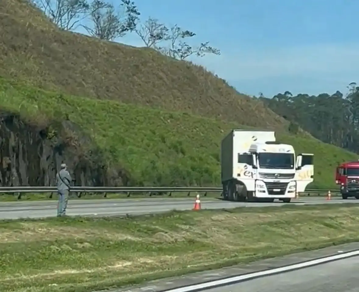 Carreta bloqueia o Rodoanel em Itapecerica da Serra e causa congestionamento