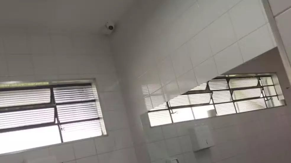 Diretora é afastada após câmera ser encontrada em banheiro de escola estadual