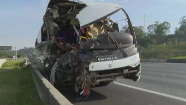 Acidente entre ônibus e caminhão na Rodovia Bandeirantes, perto de Pirituba (SP), deixa 46 feridos, sendo 4 em estado grave
