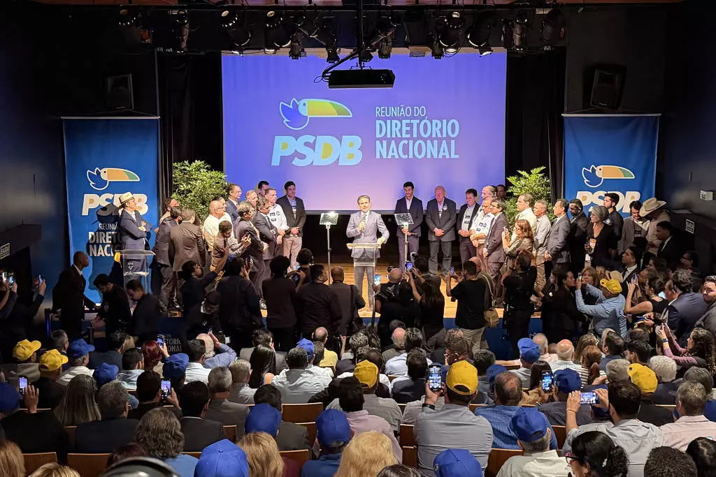 Aécio Neves volta ao comando do PSDB criticando polarização e Lava Jato, da qual foi alvo