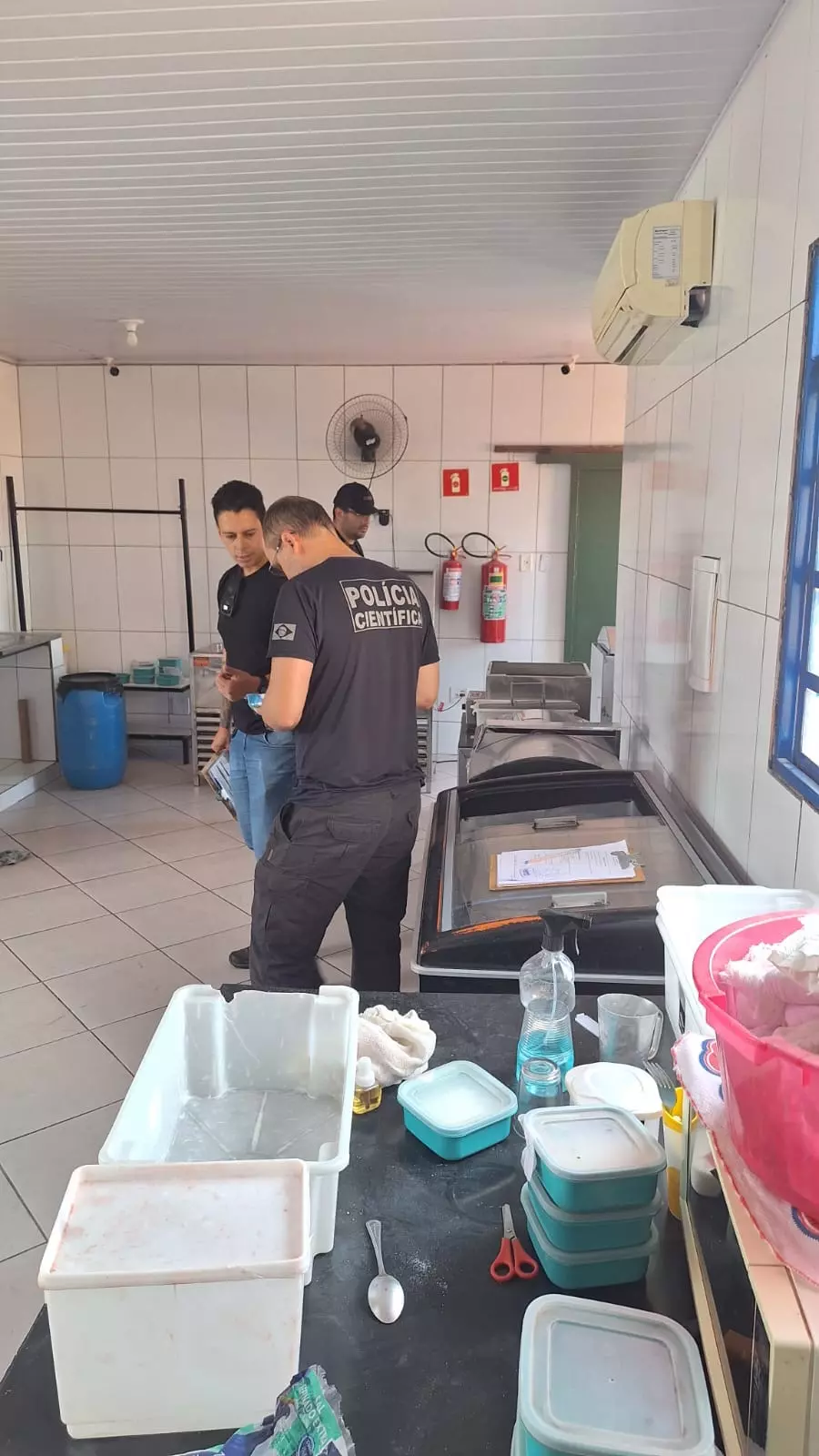 Polícia Civil Fecha Fábrica Clandestina de “Gelo Saborizado” em Botucatu; Produtos Vencidos e Etanol Foram Encontrados