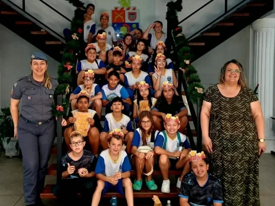 Escolinha da PM encerra atividades de 2025 com visita de alunos de Botucatu