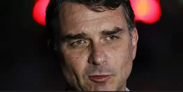 TSE suspende divulgação de pesquisa que mostrava Flávio Bolsonaro à frente de Lula