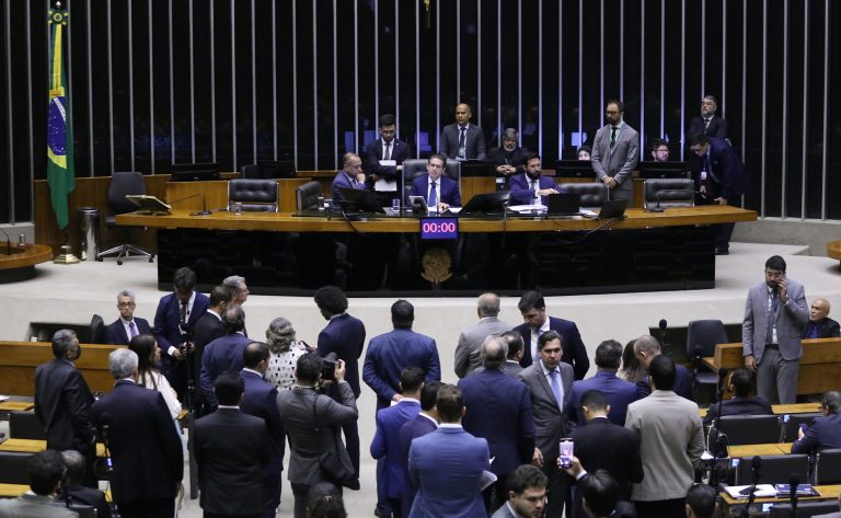A direita e a extrema direita aprovaram