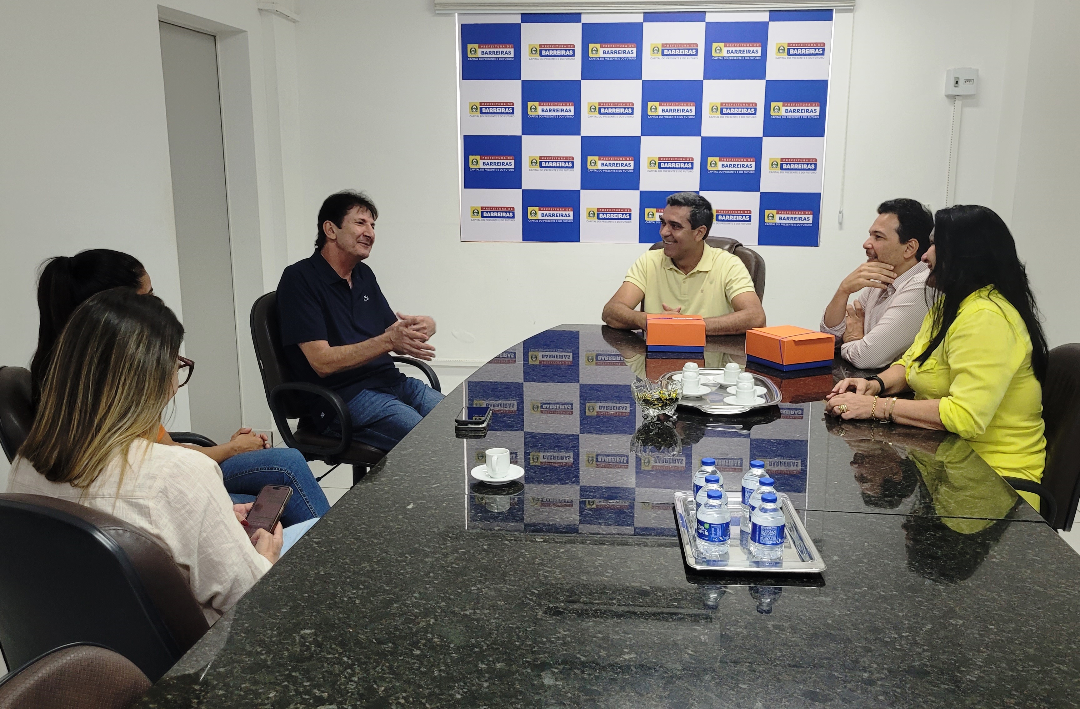 Prefeito Otoniel Teixeira e Vice Túlio Viana recepcionam representantes do Economart Atacadista em Barreiras