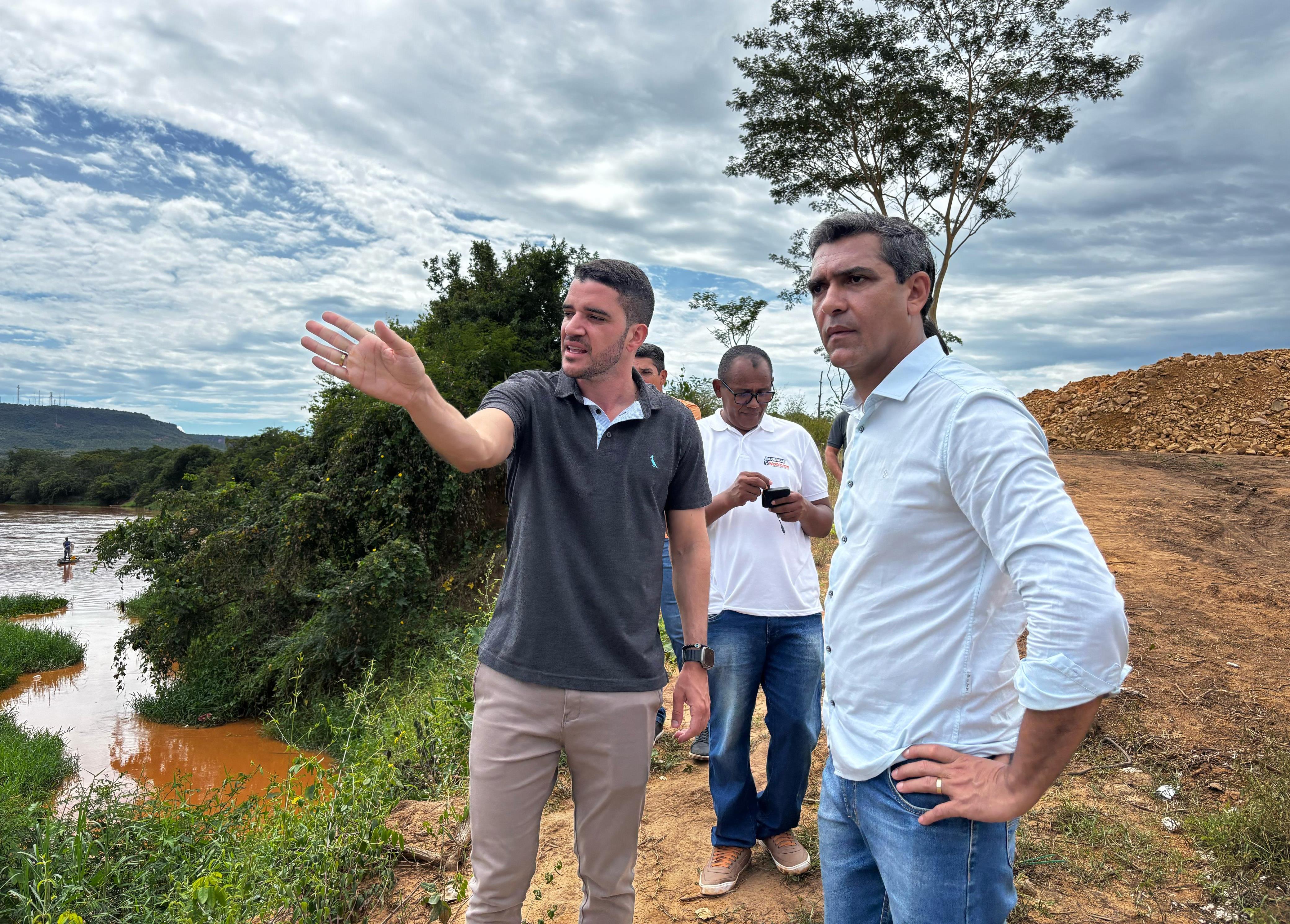 Prefeito Otoniel Teixeira e vice-prefeito Túlio Viana vistoriam obra da ponte sobre o Rio Grande
