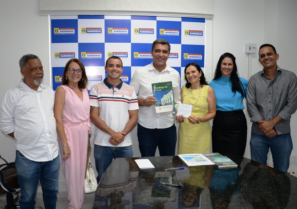 Prefeito Otoniel Teixeira recepciona representantes da Academia Barreirense de Letras e reforça parceria institucional