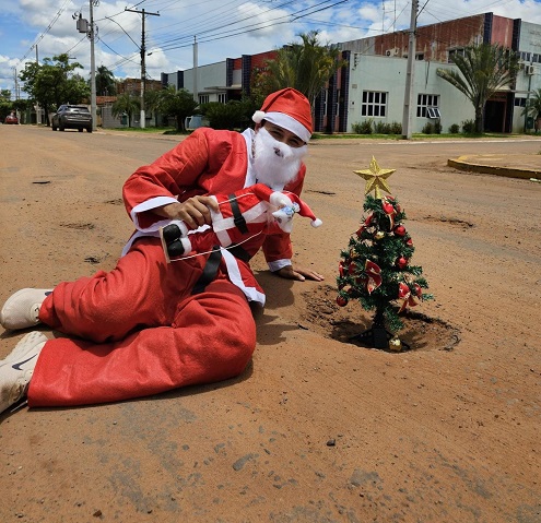 Charlin do Ribas Ordinário põe ‘Papai Noel no buraco’ e vira notícia nacional