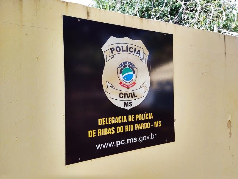 Homem abandona filhos em quarto para fazer delivery de drogas
