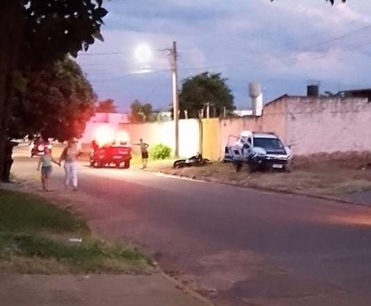 Perseguição a motociclista termina com batida em viatura policial em Ribas do Rio Pardo