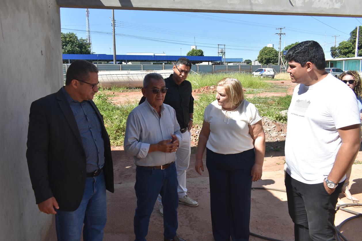 Vereadores fiscalizam obra de ampliação da Câmara