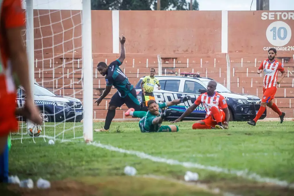 Estadual tem surpresa na liderança e campeão fora da zona de classificação