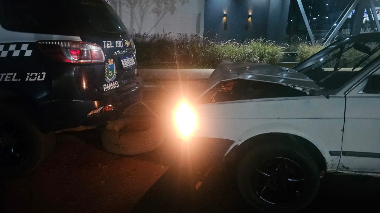 Motorista embriagado é preso após colidir carro em viatura da PM