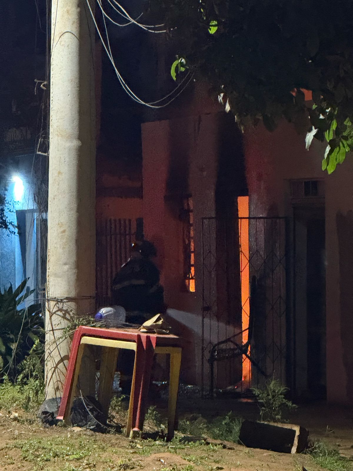 Incêndio consome Casa no Centro Velho de Ribas do Rio Pardo