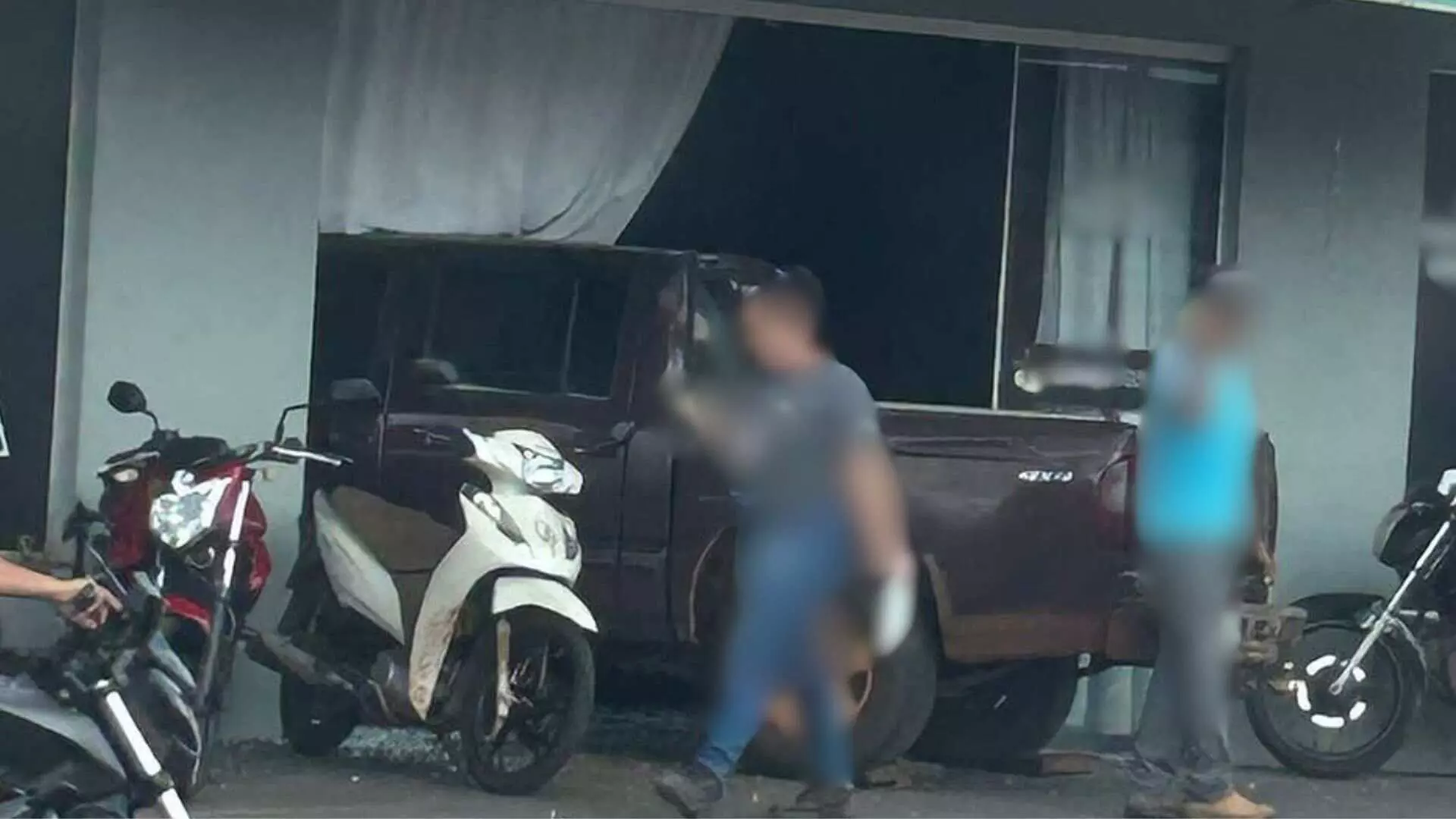 Motorista não puxa freio de mão e caminhonete invade igreja em Ribas do Rio Pardo