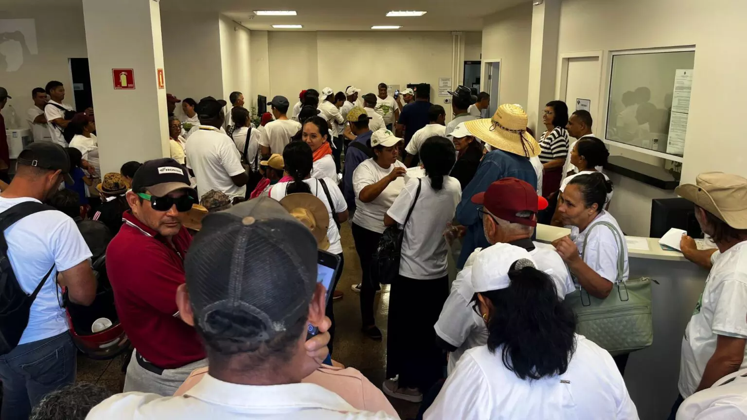 Grupo protesta em frente ao Incra e cobra vistoria em terras para demarcação