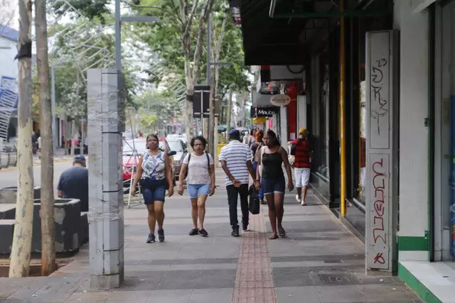 Veja o que abre e fecha no feriadão de Semana Santa e Tiradentes na Capital