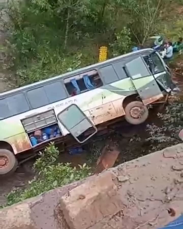 Ônibus com trabalhadores cai de ponte e deixa ao menos 40 feridos