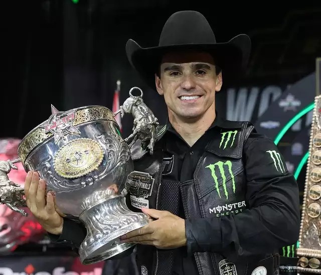 Vitinho conquista tricampeonato mundial de rodeio nos EUA