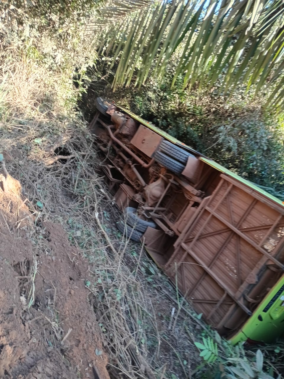 Ônibus tomba e passageiros são socorridos na zona rural de Ribas do Rio Pardo