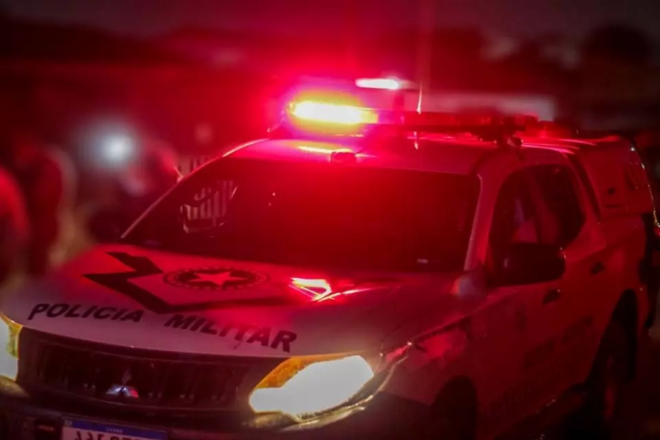 Mulher invade farmácia, saca arma da bolsa e foge com dinheiro do caixa