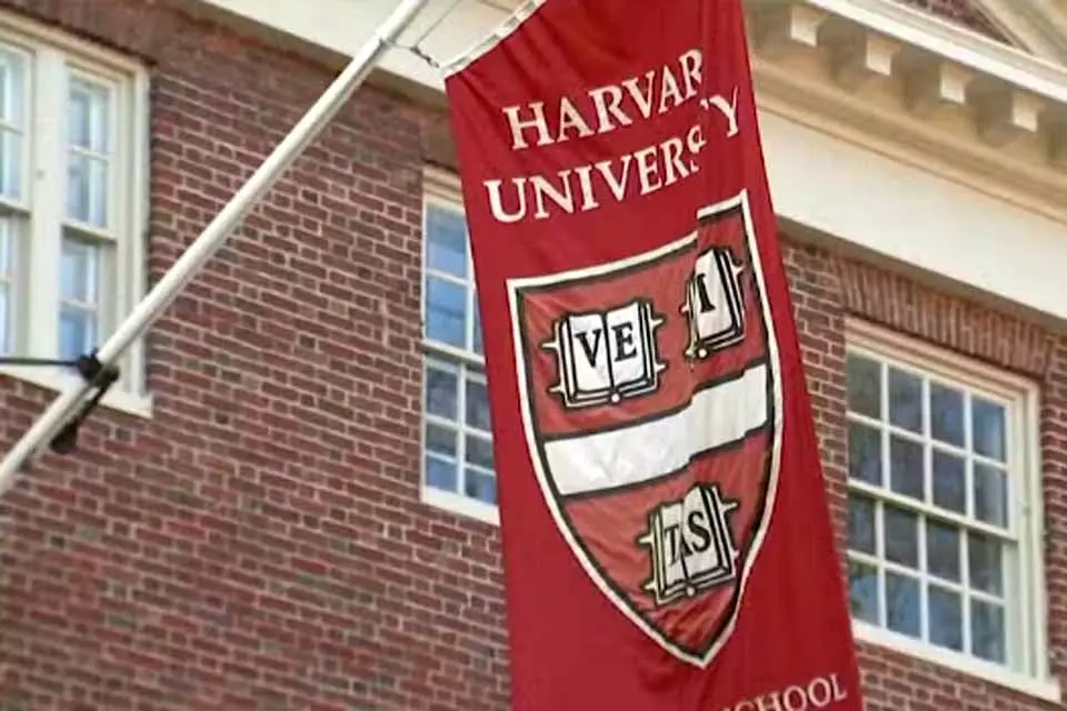 Harvard processa governo Trump para impedir congelamento de mais de US$ 2 bilhões em recursos