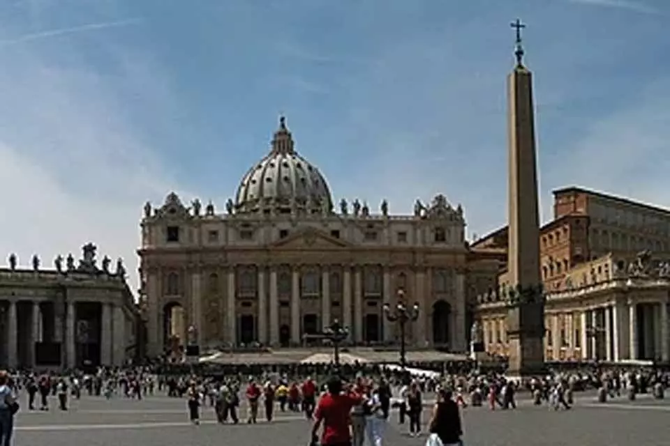 Entre lágrimas e orações, milhões de fiéis choram morte do Papa Francisco