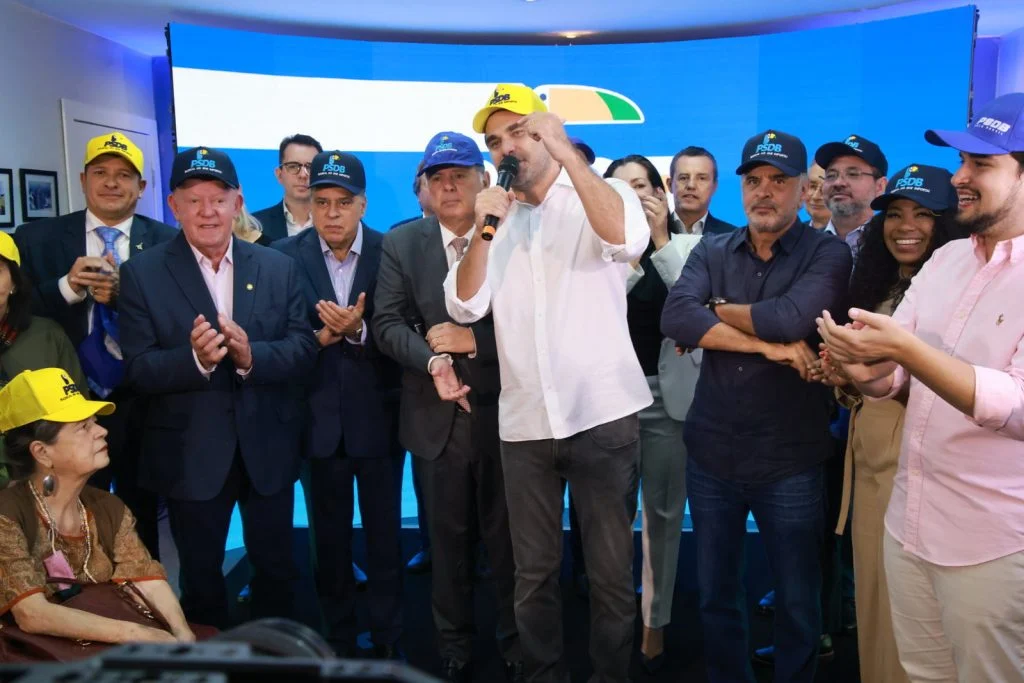 Em crise, PSDB aprova união com o Podemos