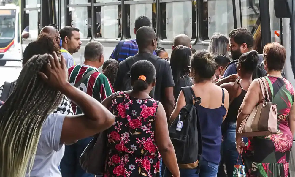 Taxa de desemprego entre mulheres foi 45,3% maior que entre homens