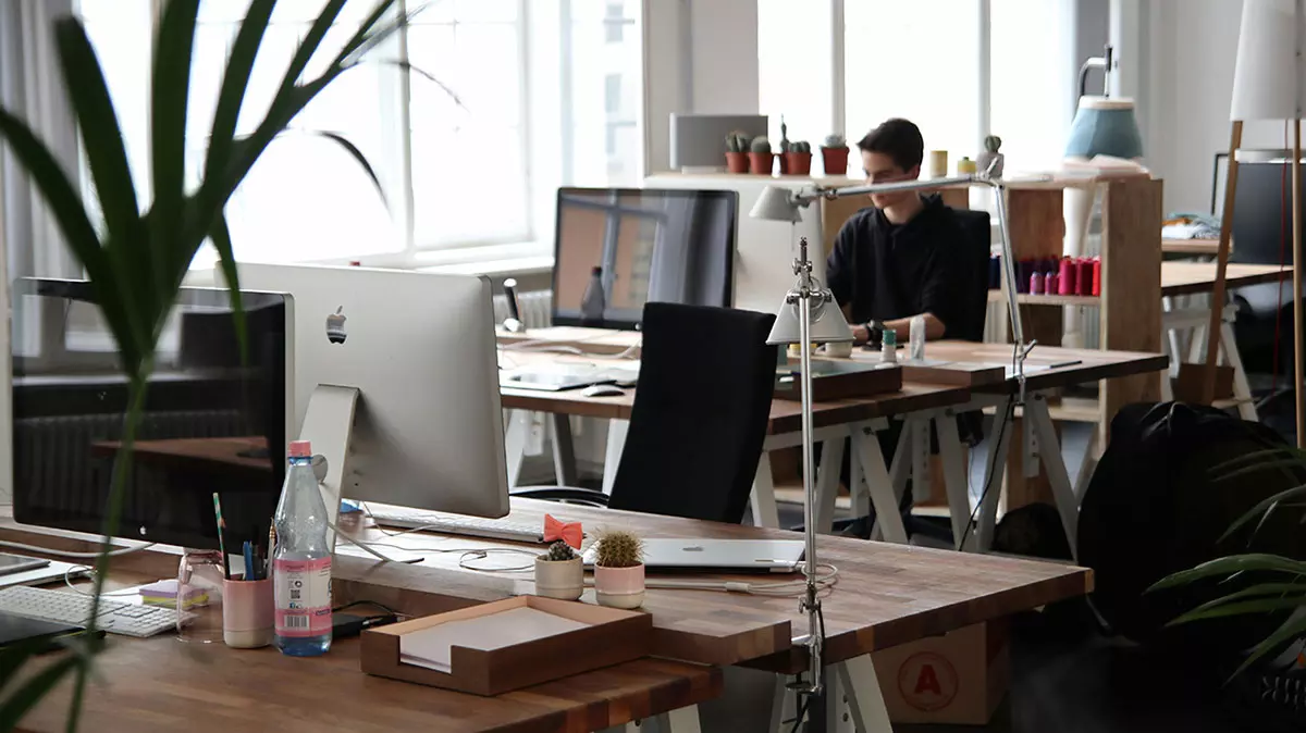 Como sentar à mesa: Guia prático para o bem-estar no escritório Como sentar à mesa: Guia prático para o bem-estar no escritório