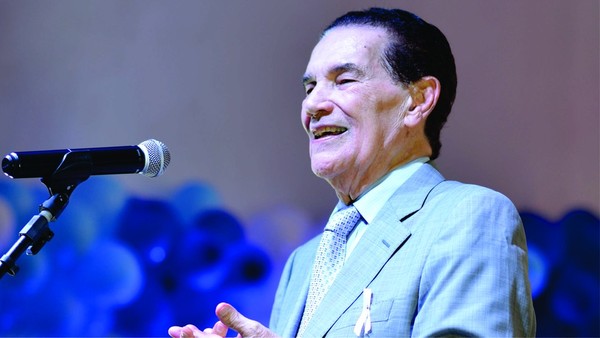 Após nove dias de internação, líder espírita Divaldo Franco deixa hospital em Salvador