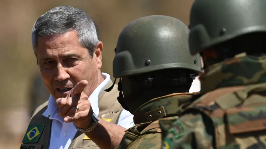 PF prende o general Walter Braga Netto por suspeita de plano de golpe.