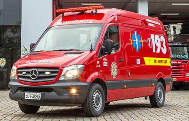 Colisão entre carro e caminhão deixa mulher gravemente ferida na SC-108, em Massaranduba