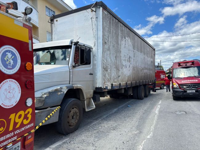Mulher e Criança Morrem em Acidente com Caminhão na Região Norte de Santa Catarina