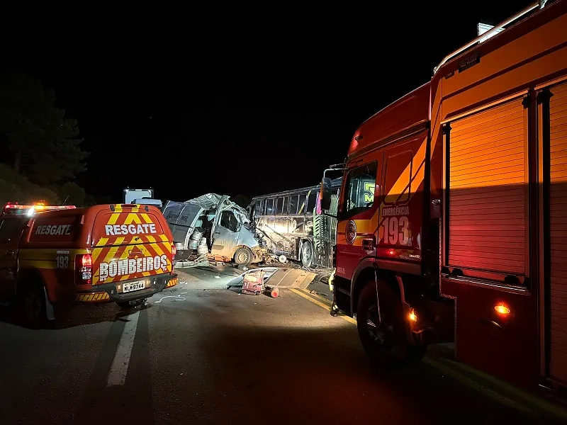 Grave acidente entre van e ônibus deixa uma pessoa morta na BR-470, em Santa Catarina