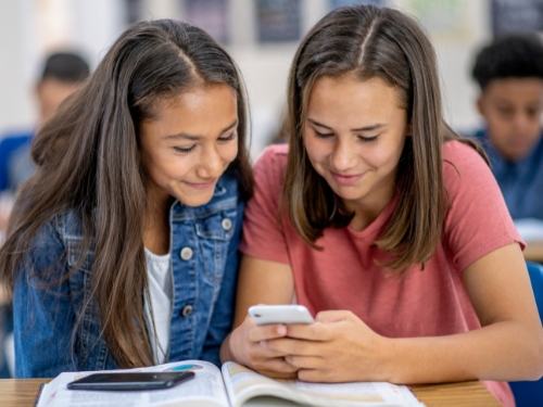 Lula Sanciona Lei que Proíbe Uso de Celulares em Escolas: Entenda as Mudanças