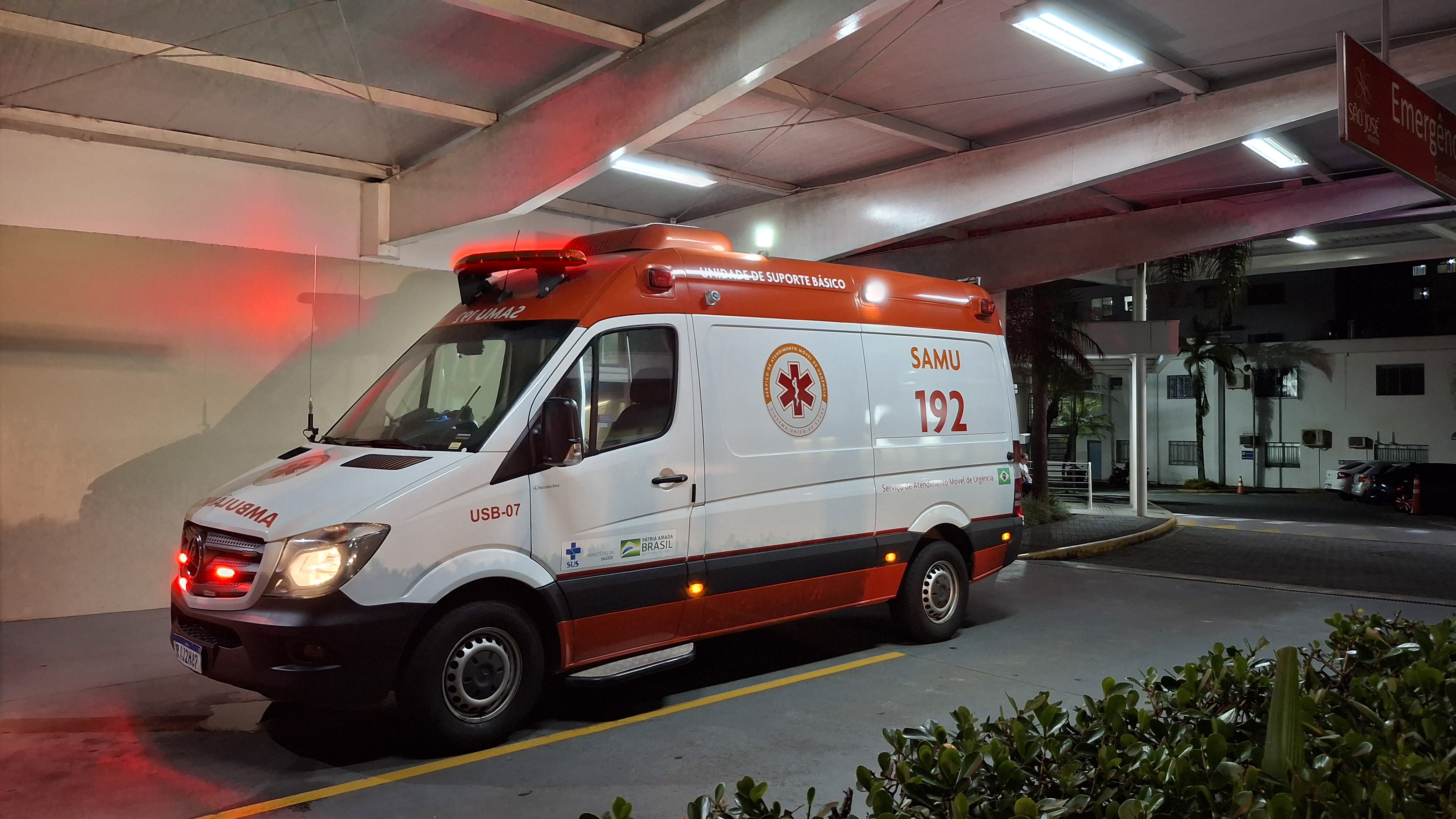Pedestre de 71 anos é atropelado por motocicleta e sofre ferimentos graves em Jaraguá do Sul