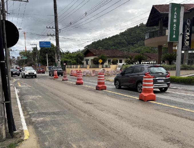 Trânsito Liberado nas Ruas Roberto Ziemann e Jorge Czerniewicz após Obras de Drenagem Pluvial