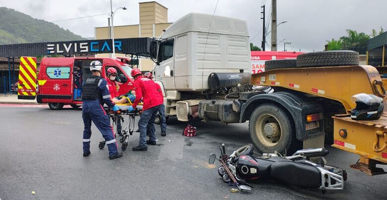 Motociclista fica ferido após cair embaixo de carreta em Jaraguá do Sul nesta quarta-feira (29)