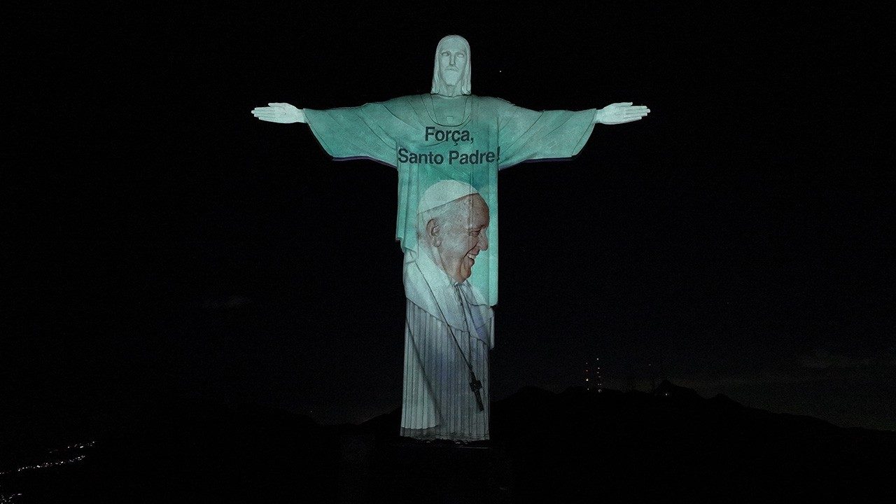 Cristo Redentor presta homenagem ao Papa Francisco