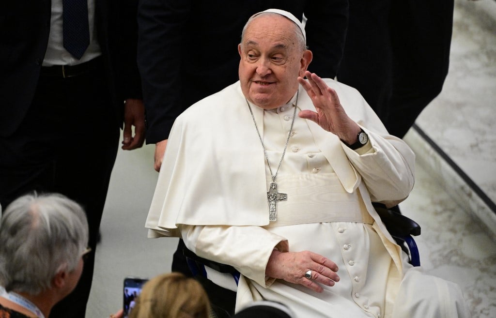 Papa Francisco apresenta melhoras e mantém bom humor durante internação